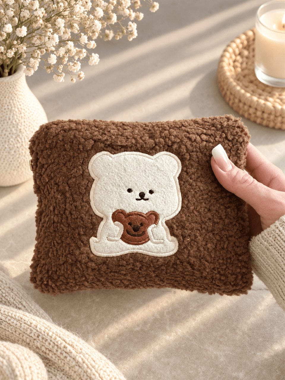 Flauschiges Necessaire mit Bär – Schokobraun - OYKAMI in a box