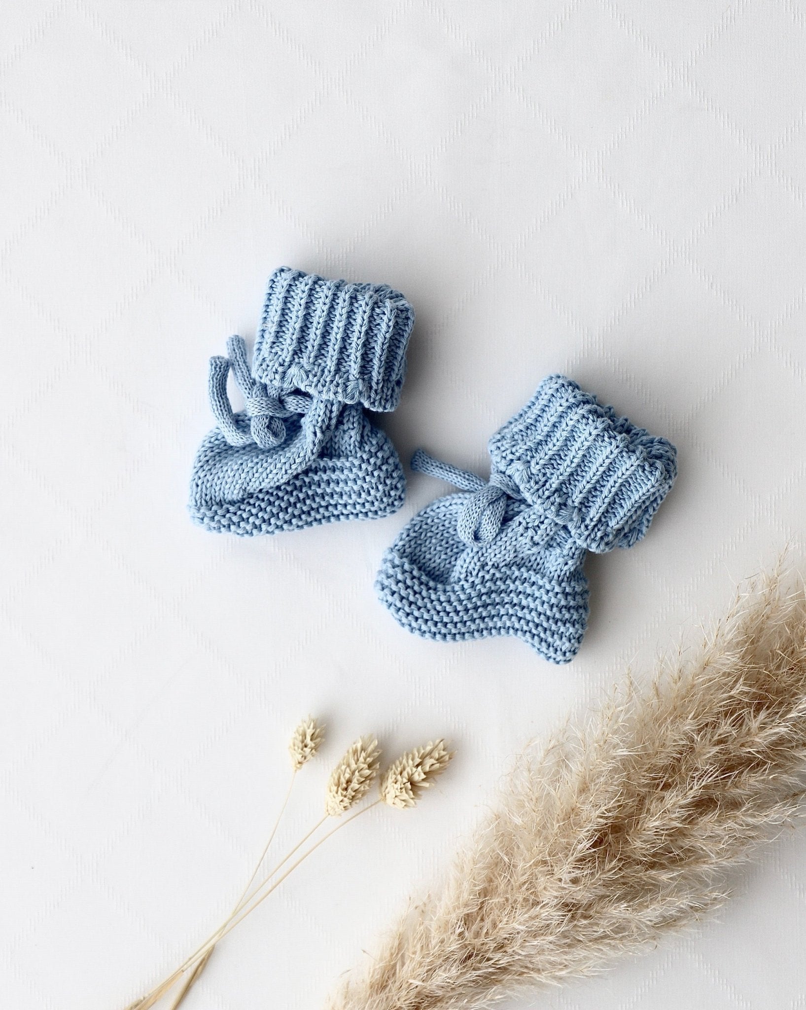 Gestrickte Babyschuhe blau - OYKAMI in a box