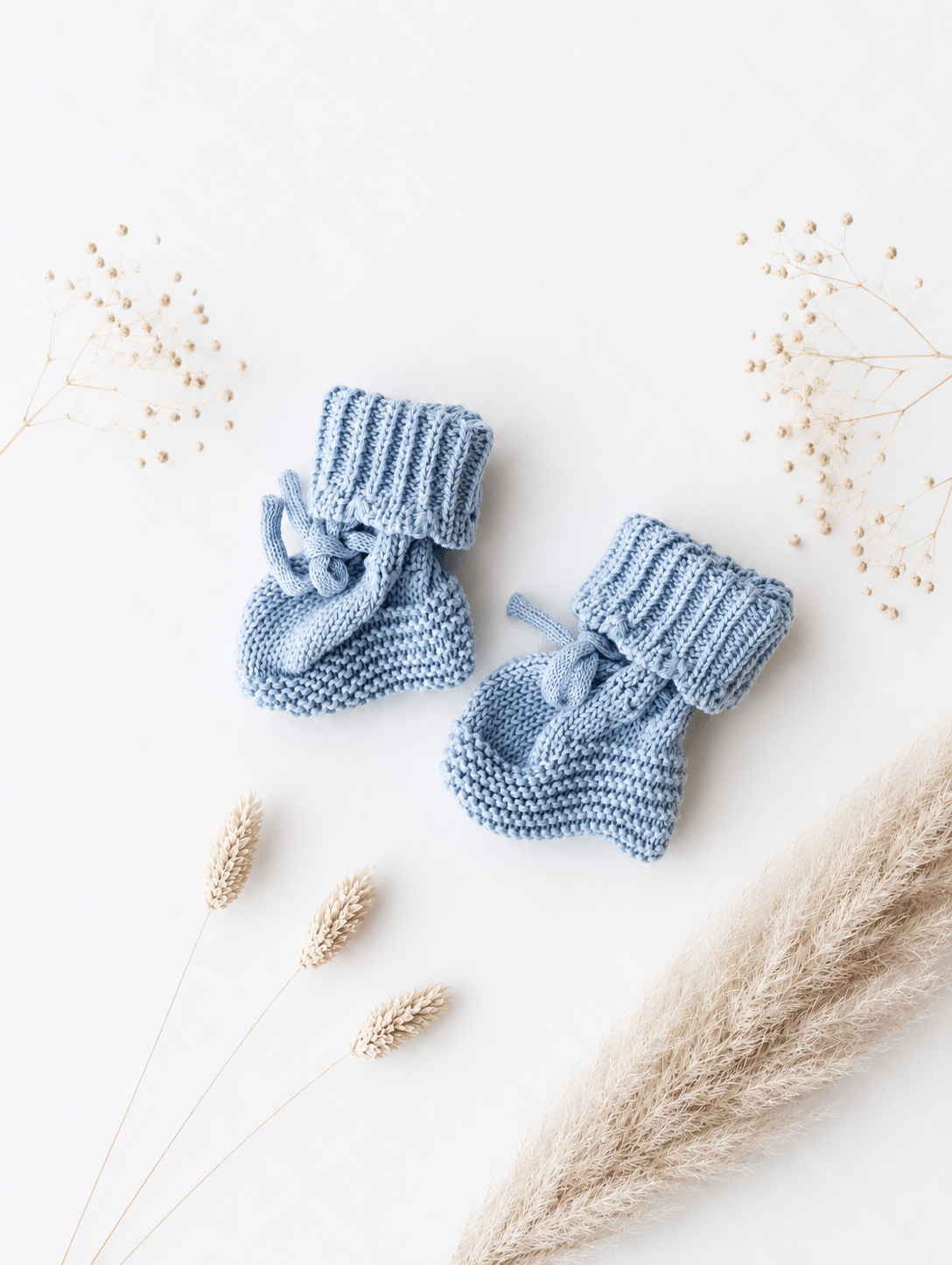 Gestrickte Babyschuhe blau - OYKAMI in a box