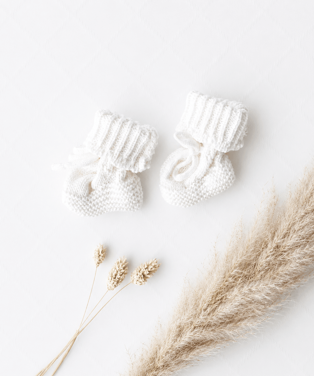 Gestrickte Babyschuhe weiss - OYKAMI in a box