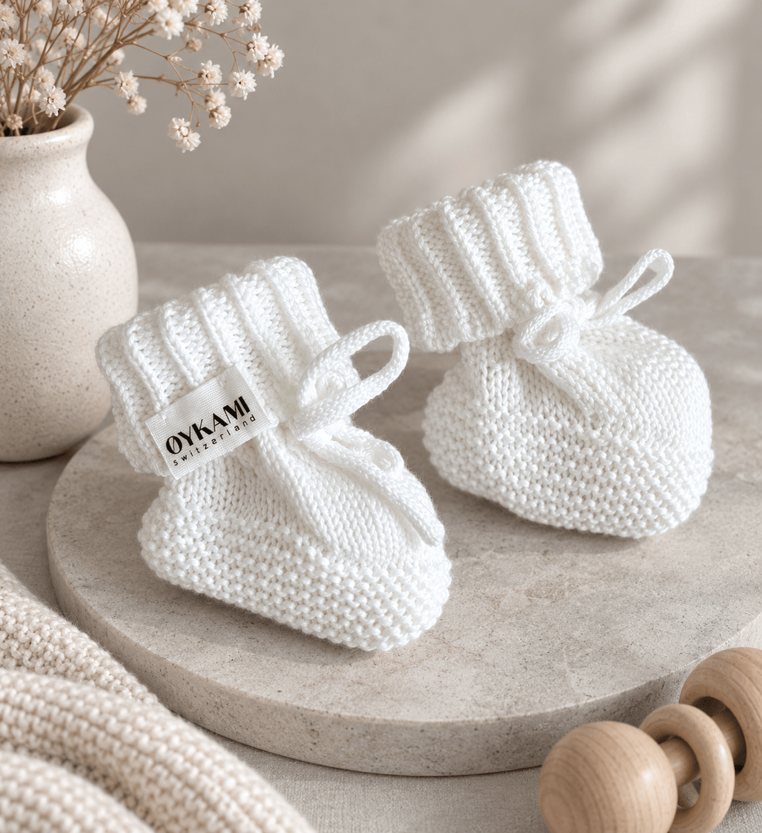 Gestrickte Babyschuhe weiss - OYKAMI in a box