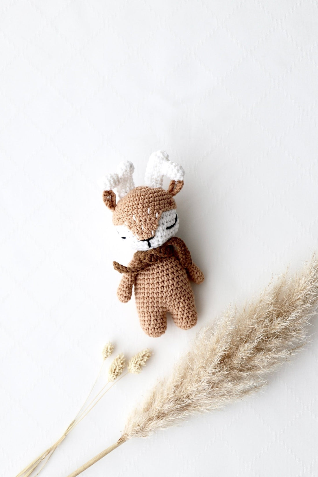 Gestricktes Stofftier Hirsch - OYKAMI in a box