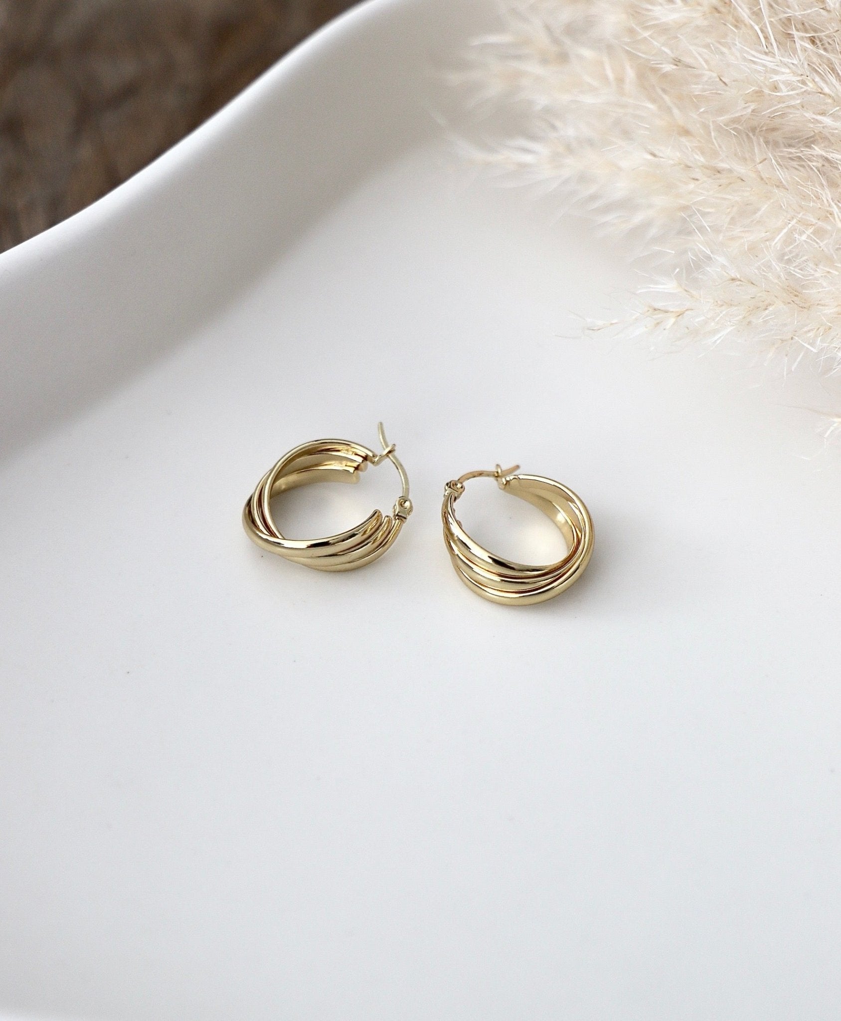 Goldene Creolen – Dreifach Design - OYKAMI in a box