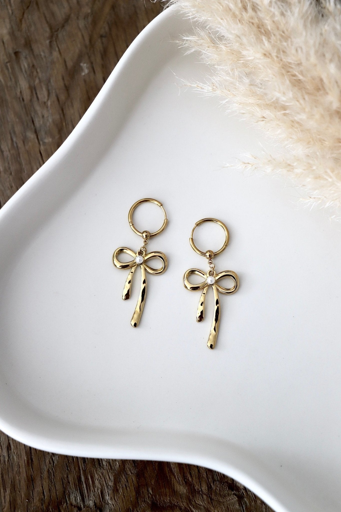 Goldene Schleifen - Ohrringe mit Perlendetail - OYKAMI in a box