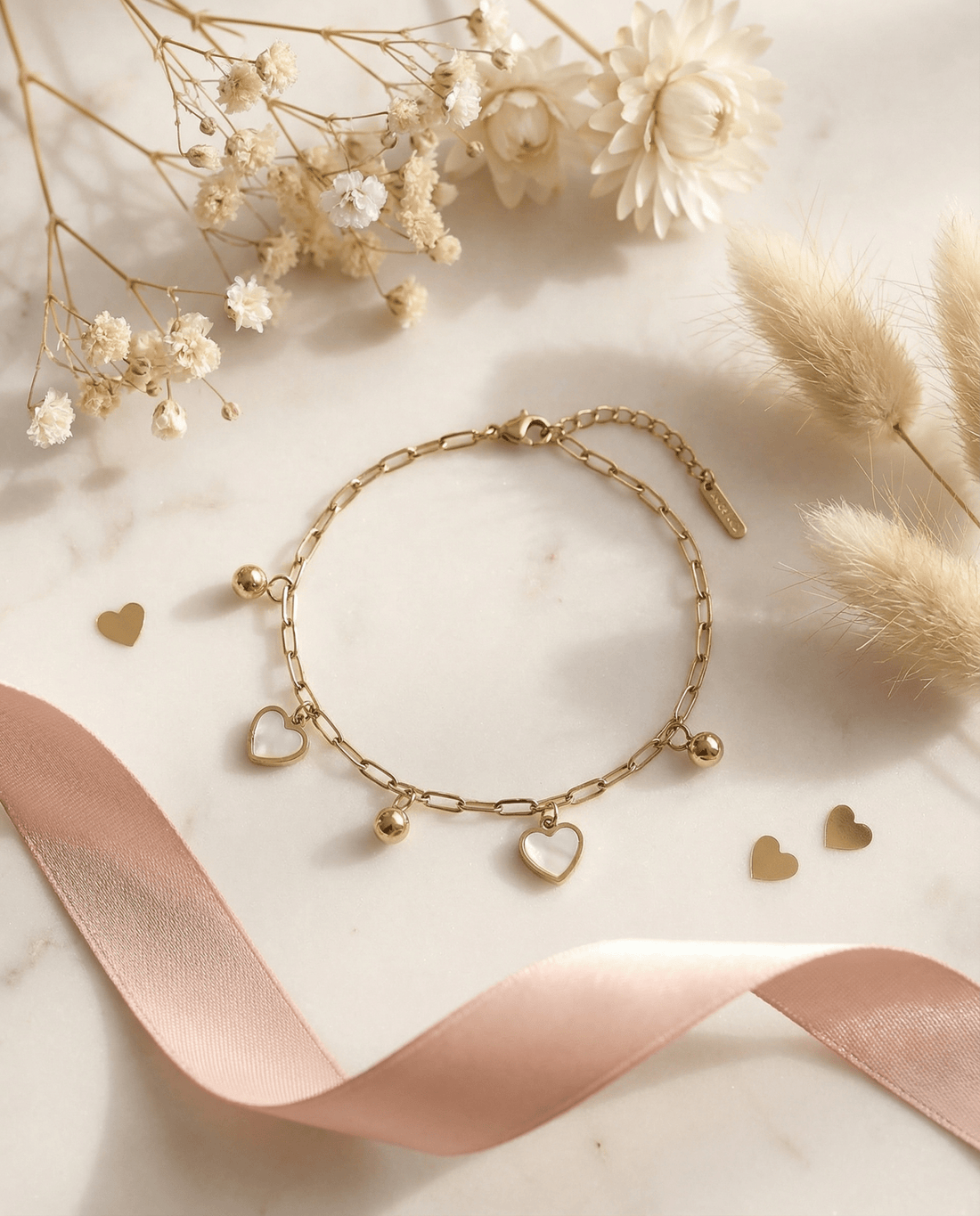 Goldenes Armband mit kleinen Herzen & Kugeln - OYKAMI in a box