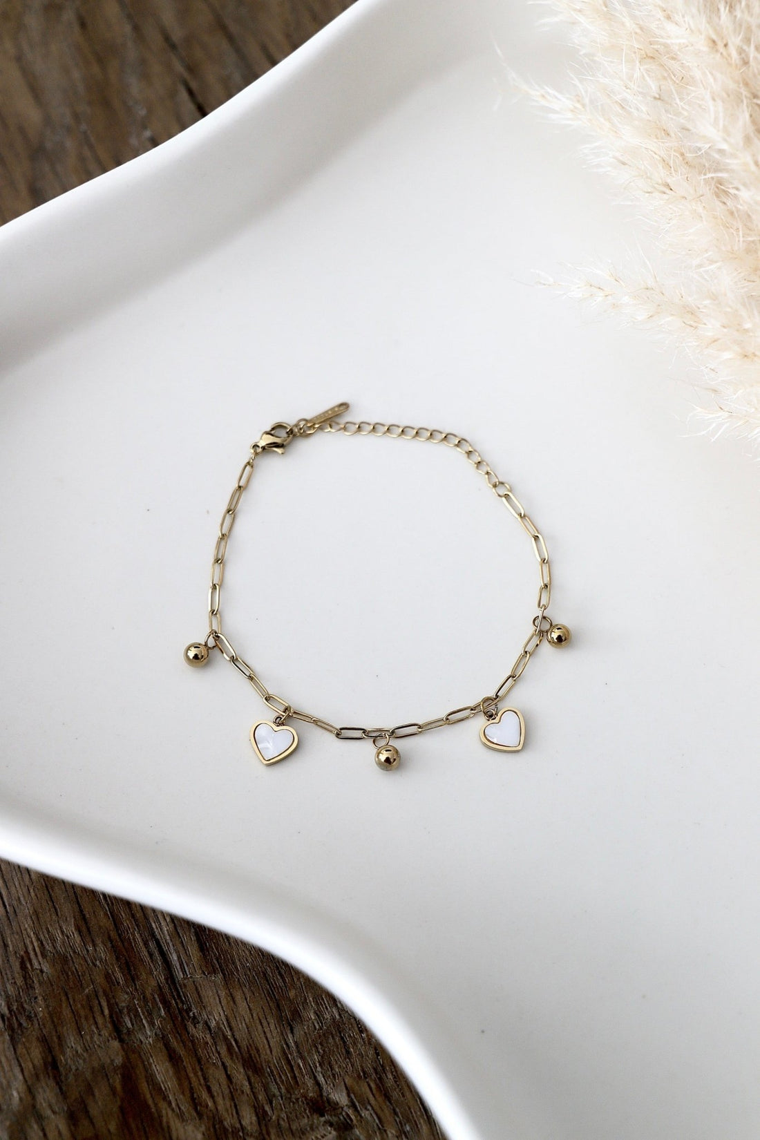 Goldenes Armband mit kleinen Herzen & Kugeln - OYKAMI in a box