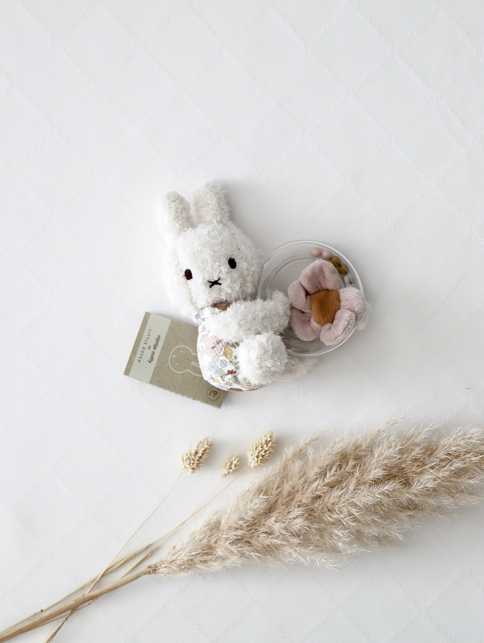 Greifspielzeug Miffy mit Blume - OYKAMI in a box