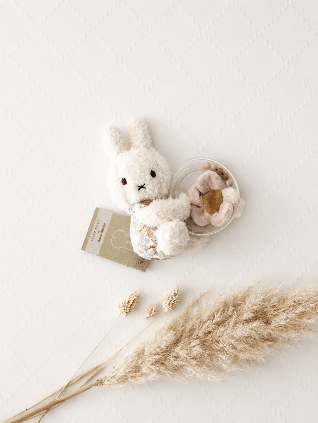 Greifspielzeug Miffy mit Blume - OYKAMI in a box