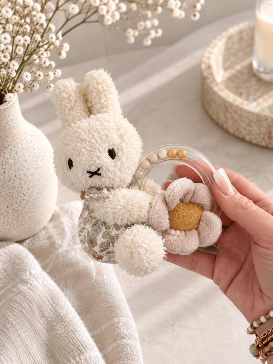 Greifspielzeug Miffy mit Blume - OYKAMI in a box
