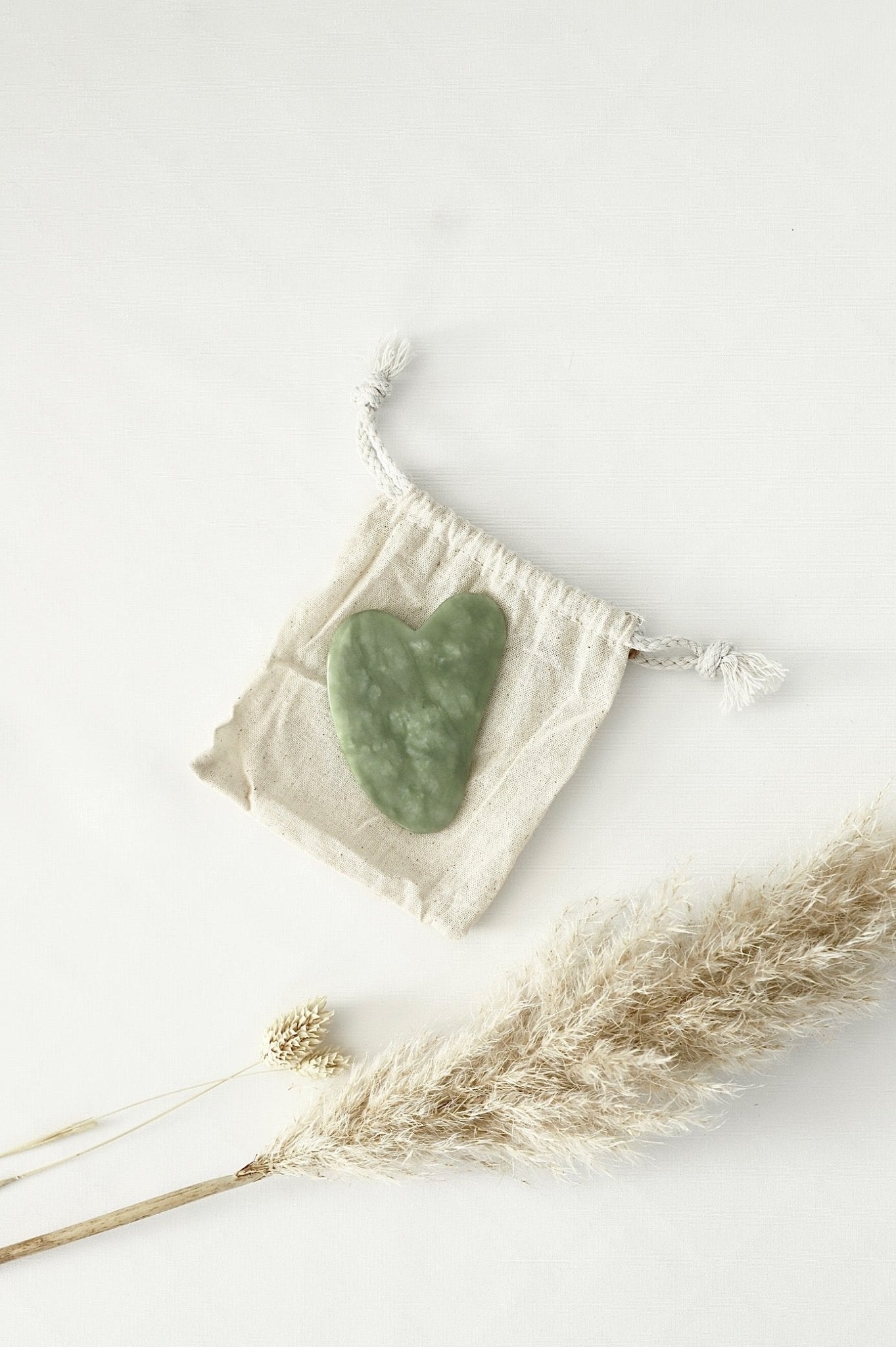 Gua Sha – Grüner Massagestein aus Jade - OYKAMI in a box