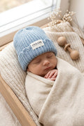 Handgestrickte Babymütze blau – OYKAMI - OYKAMI in a box