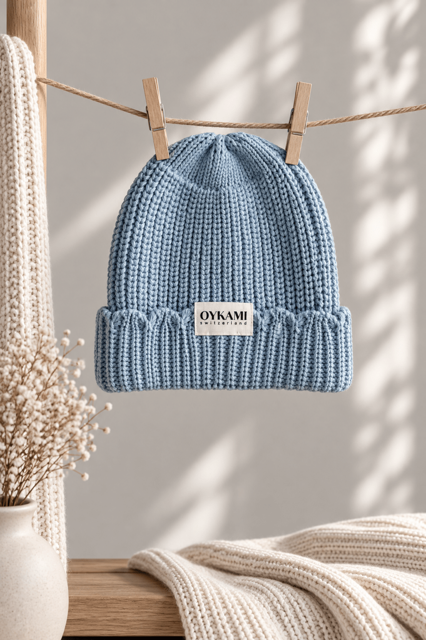 Handgestrickte Babymütze blau – OYKAMI - OYKAMI in a box