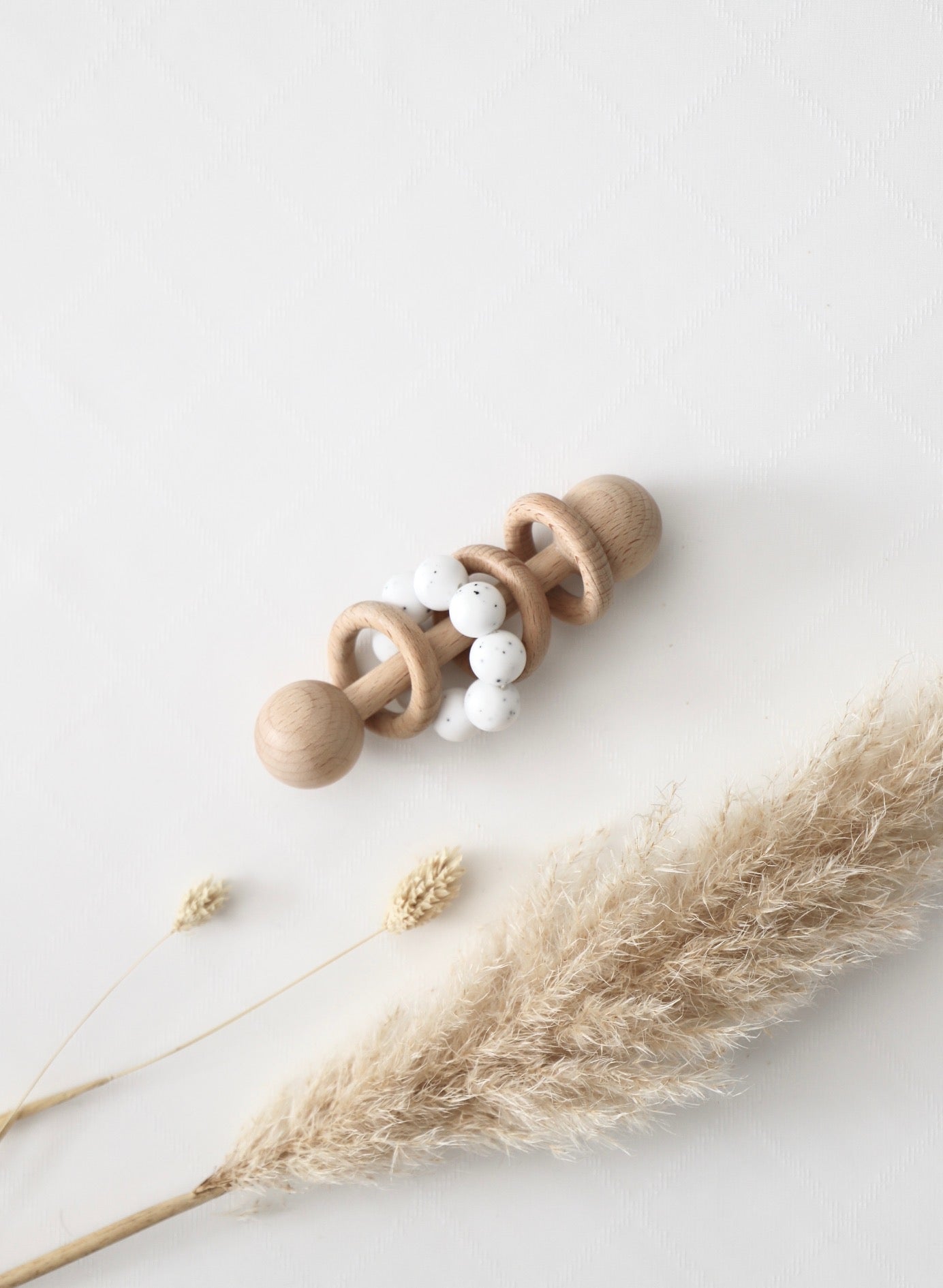Holz - Greifling mit Silikonperlen weiss gepunktet - OYKAMI in a box