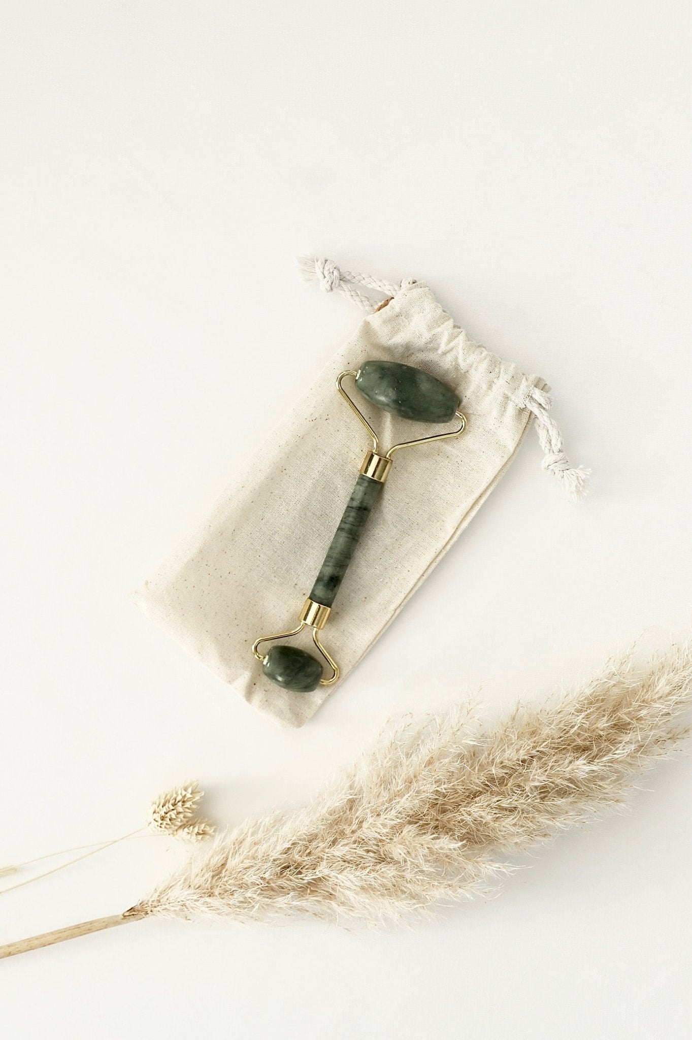 Jade Roller – Grüner Gesichtsroller aus Naturstein - OYKAMI in a box