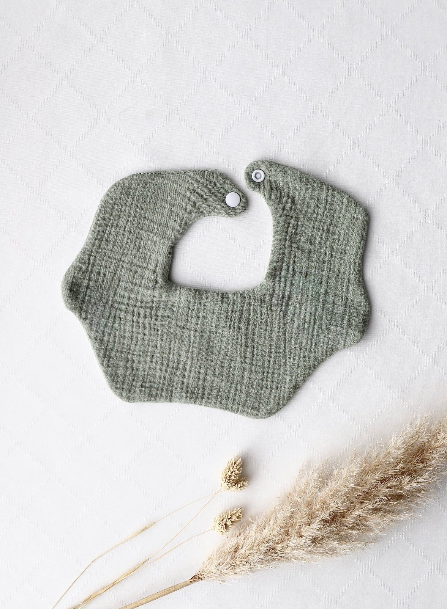 Musselin - Lätzchen Olive - OYKAMI in a box