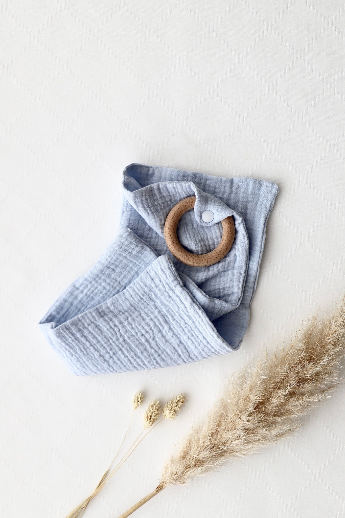 Musselin - Schnuffeltuch mit Holzring Blau - OYKAMI in a box