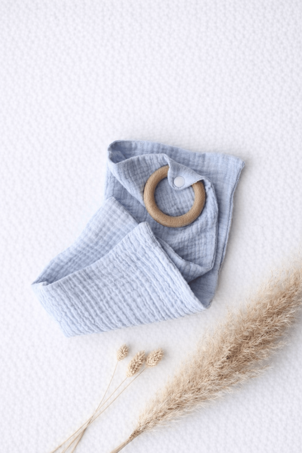 Musselin - Schnuffeltuch mit Holzring Blau - OYKAMI in a box