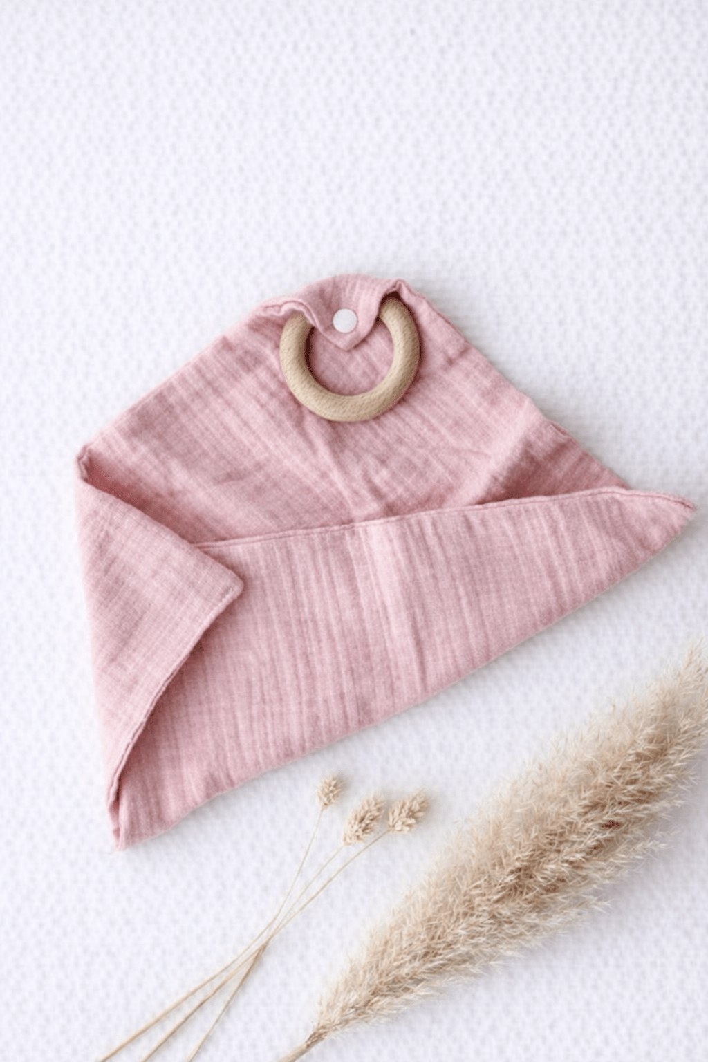 Musselin - Schnuffeltuch mit Holzring Rosa - OYKAMI in a box