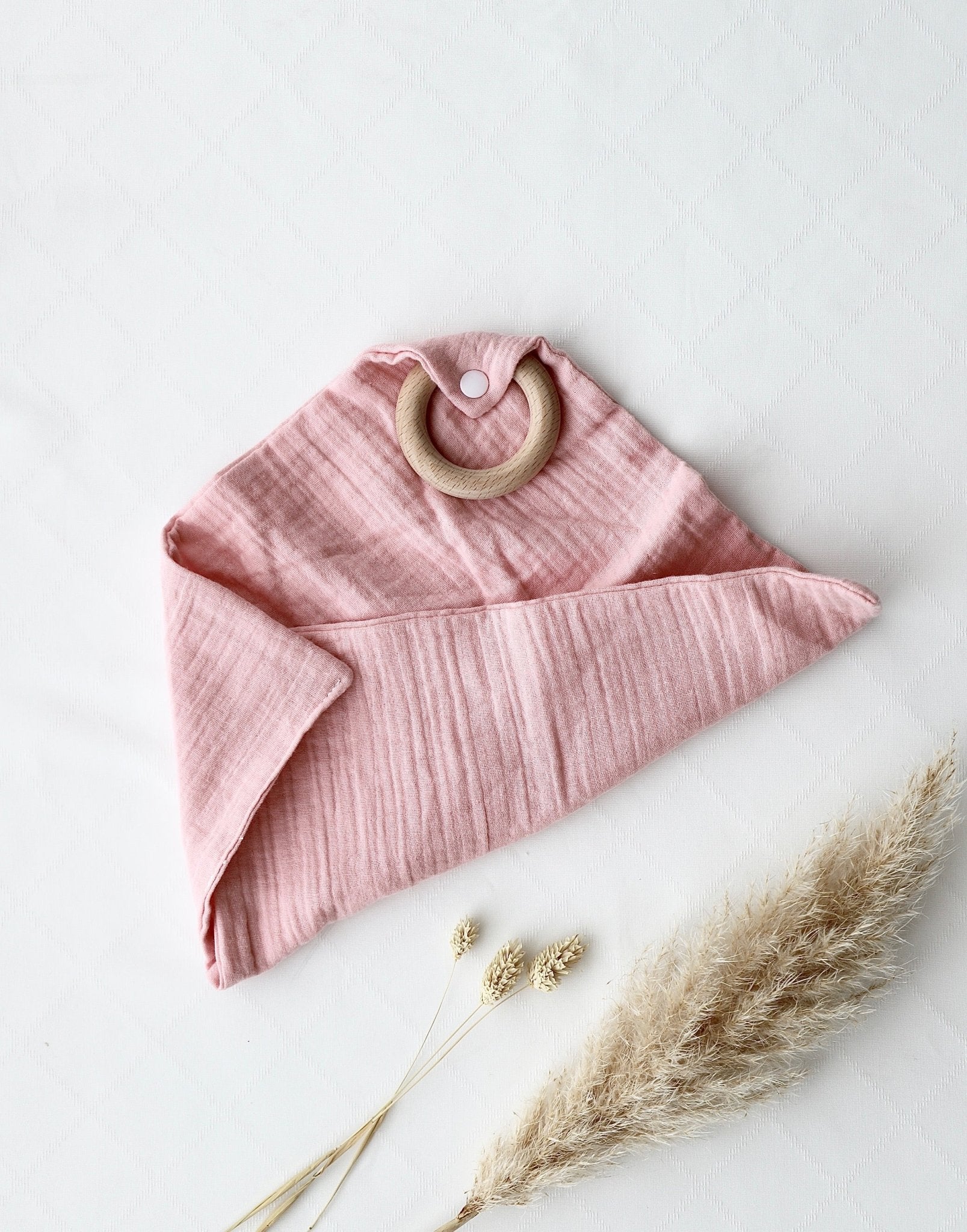 Musselin - Schnuffeltuch mit Holzring Rosa - OYKAMI in a box