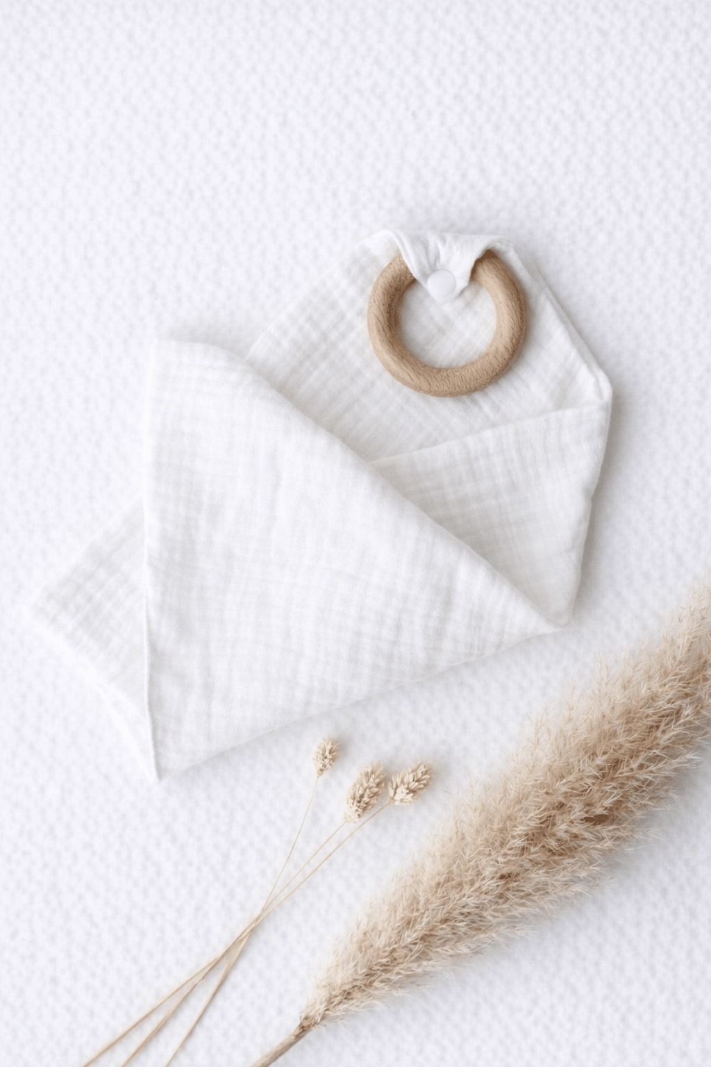 Musselin - Schnuffeltuch mit Holzring Weiss - OYKAMI in a box