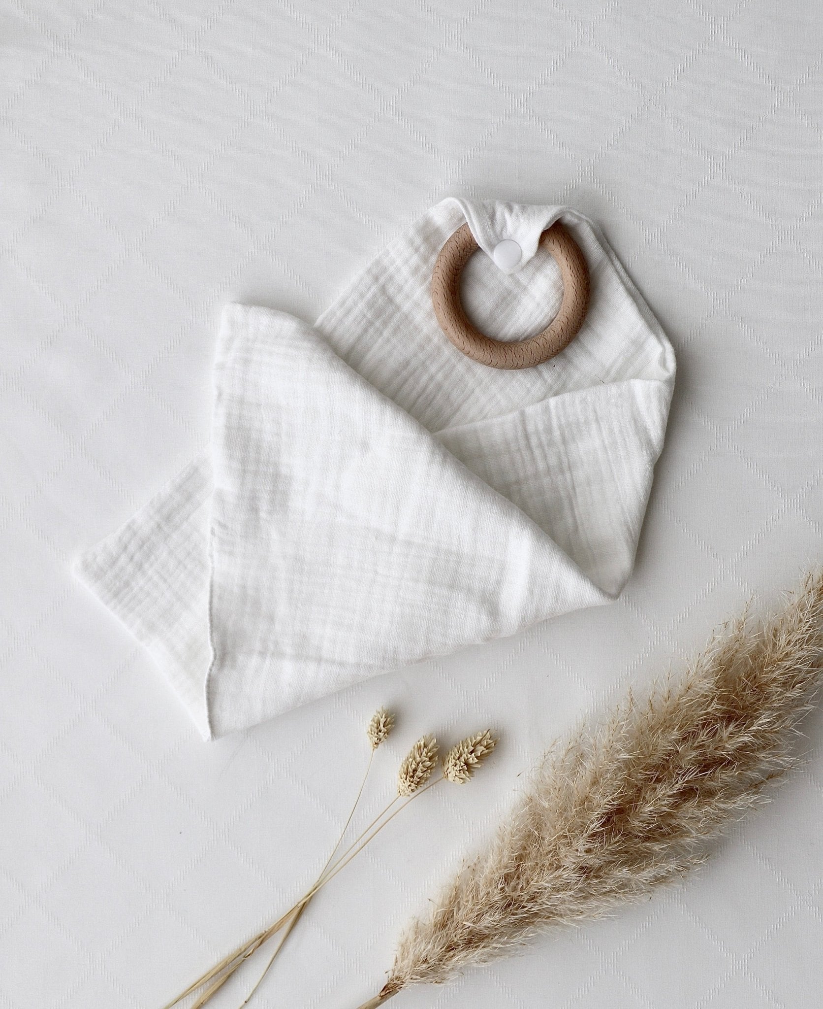 Musselin - Schnuffeltuch mit Holzring Weiss - OYKAMI in a box