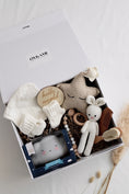 Load image into Gallery viewer, Baby Geschenkbox Neutrale Farben "Orlando" mit Wolke Nachtlicht
