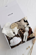 Load image into Gallery viewer, Baby Geschenkbox Neutrale Farben "Orlando" mit Wolke Nachtlicht
