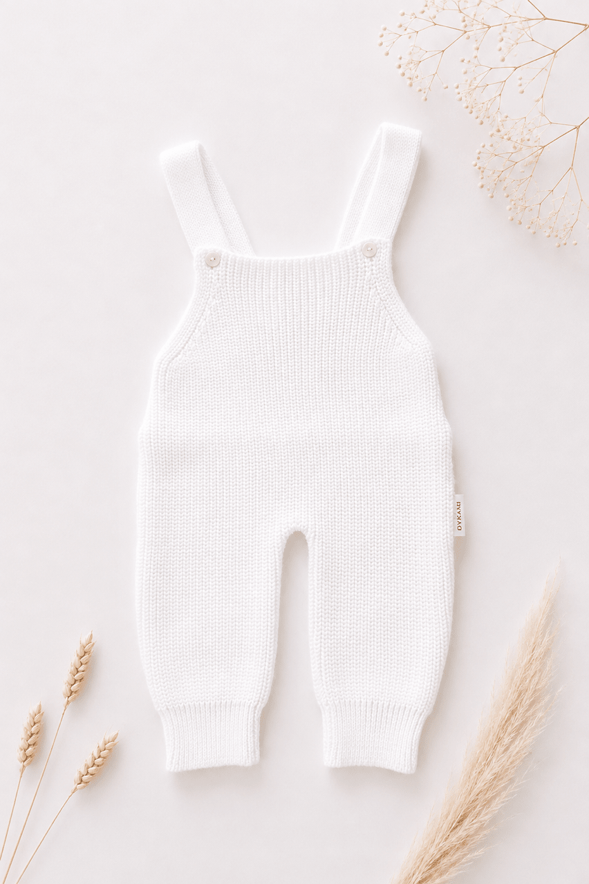 OYKAMI Baby Strick Latzhose – 100% Organic Cotton - Weiss - OYKAMI in a box