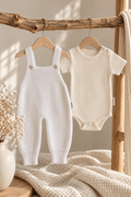 OYKAMI Baby Strick Set Latzhose – Weiss - OYKAMI in a box