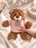 OYKAMI Kuschelteddy mit Strickpullover – Dunkelbraun - OYKAMI in a box