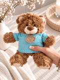 OYKAMI Kuschelteddy mit Strickpullover – Dunkelbraun - OYKAMI in a box
