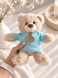 OYKAMI Kuschelteddy mit Strickpullover – Hell - OYKAMI in a box