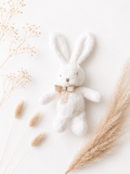 Plüsch-Hase weiss mit beiger Schleife - OYKAMI in a box