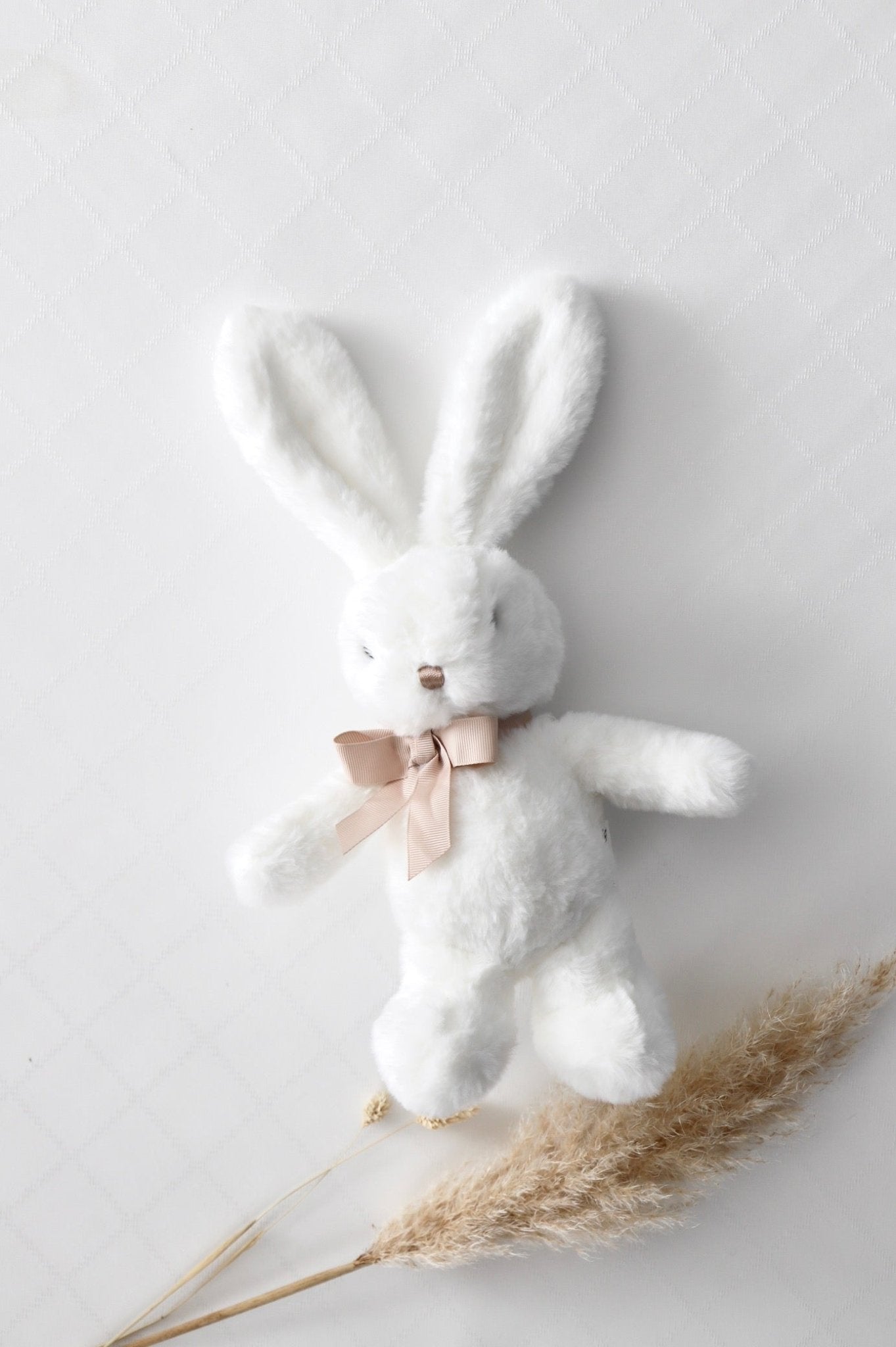 Plüsch - Hase weiss mit beiger Schleife - OYKAMI in a box