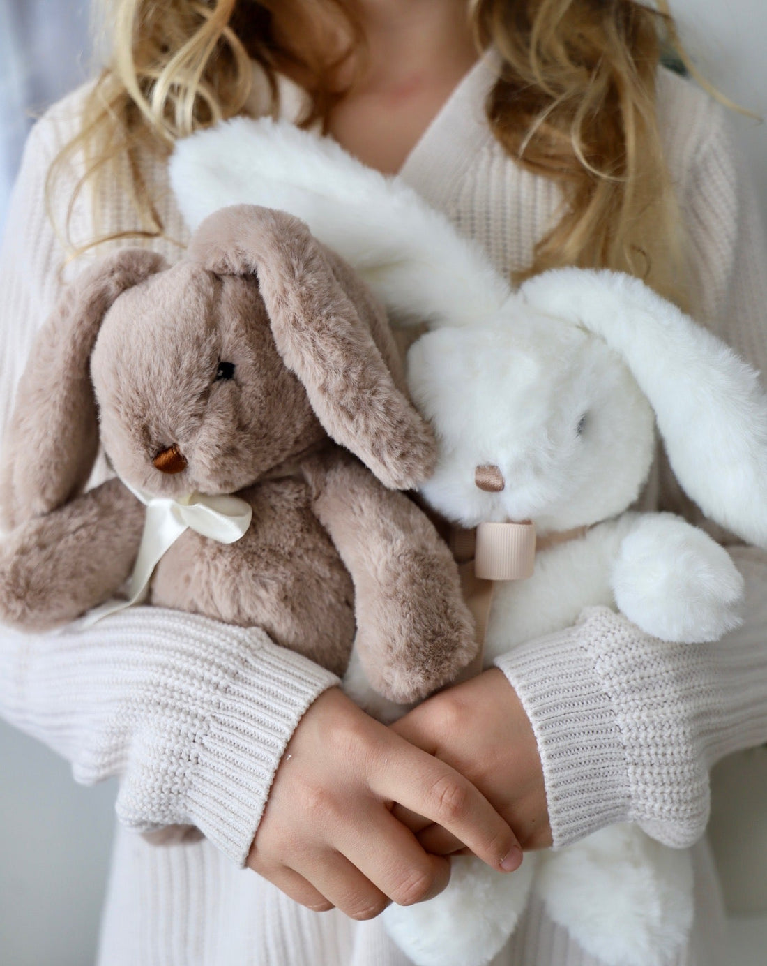 Plüsch - Hase Braun mit weisser Schleife - OYKAMI in a box