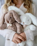 Plüsch - Hase weiss mit beiger Schleife - OYKAMI in a box