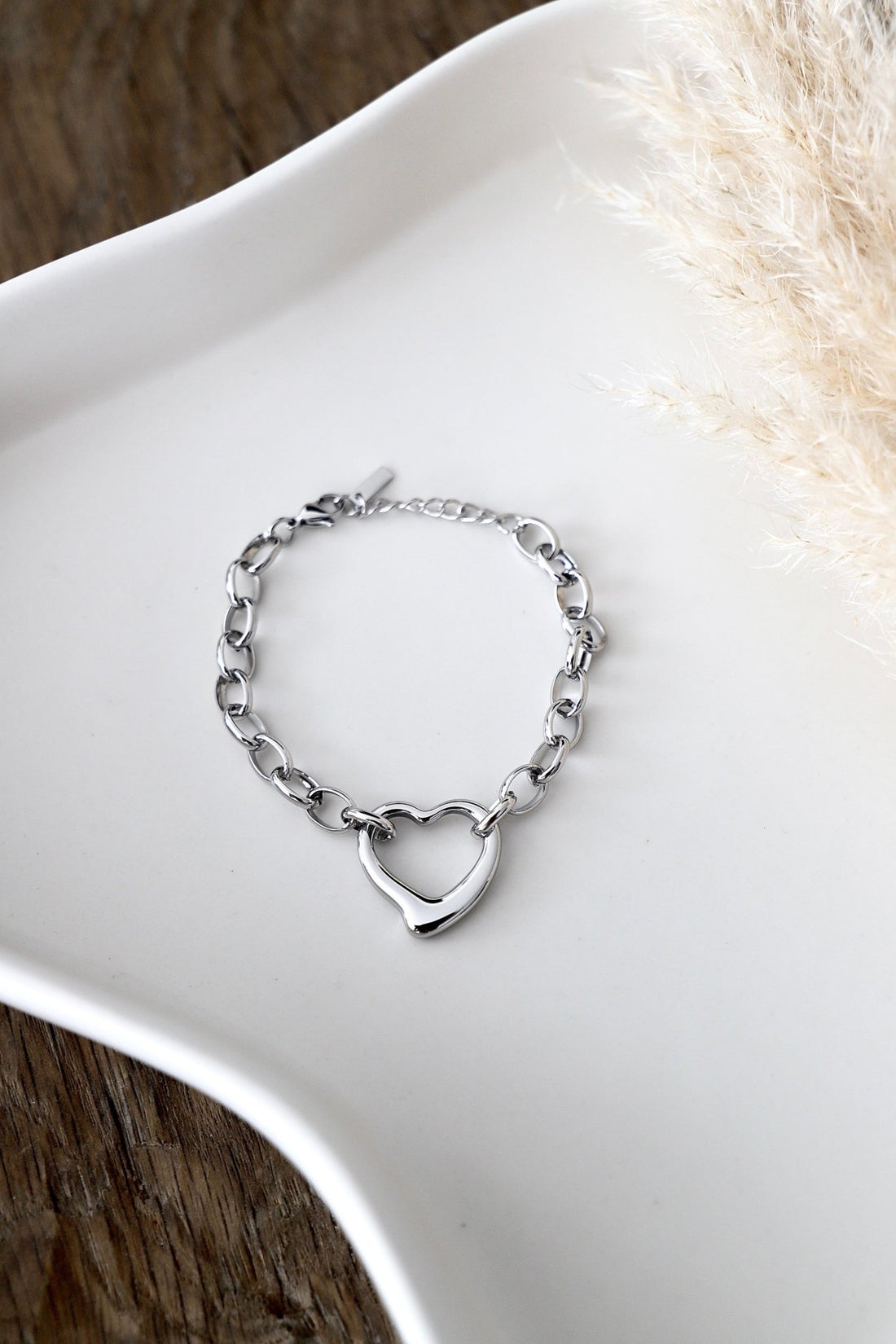 Silberfarbenes Armband mit Herzanhänger - OYKAMI in a box
