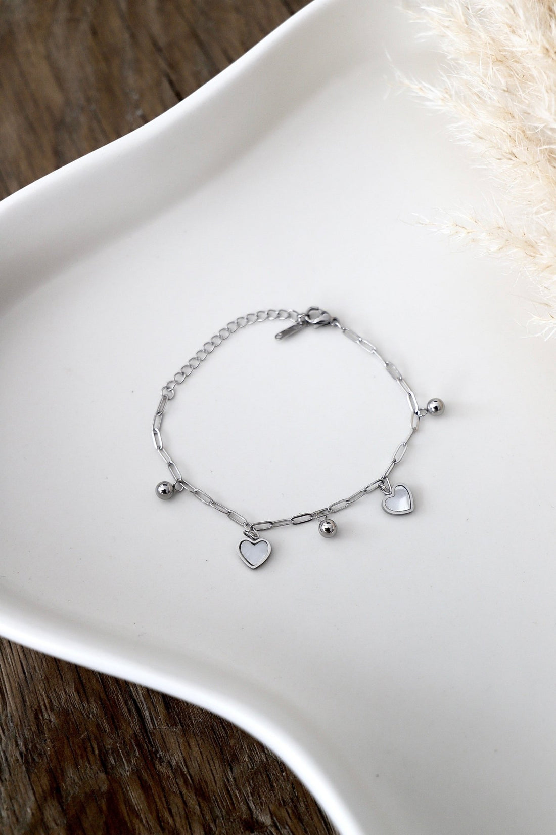 Silberfarbenes Armband mit kleinen Herzen & Kugeln - OYKAMI in a box