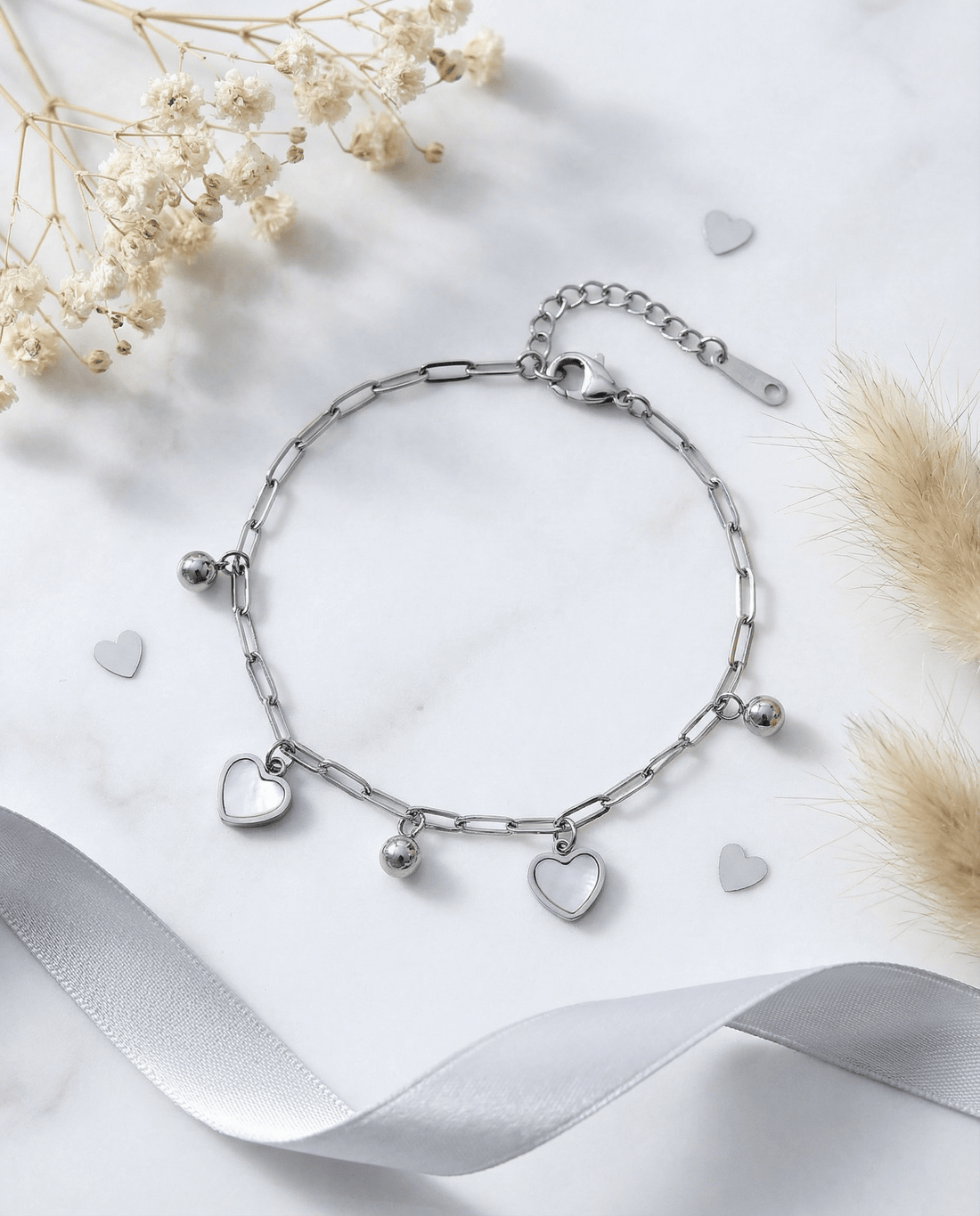 Silberfarbenes Armband mit kleinen Herzen & Kugeln - OYKAMI in a box