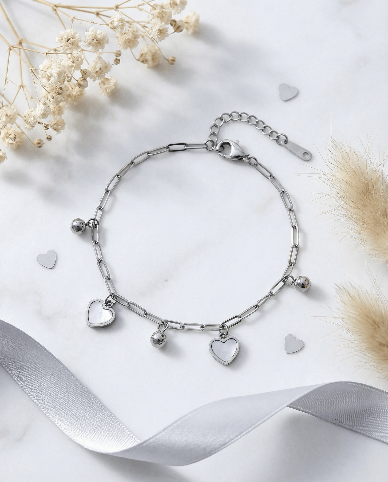 Silberfarbenes Armband mit kleinen Herzen & Kugeln - OYKAMI in a box