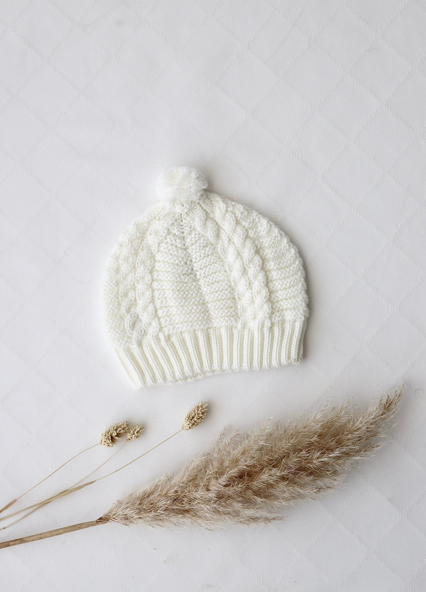 Strickmütze mit Zopfmuster beige/weiss - OYKAMI in a box