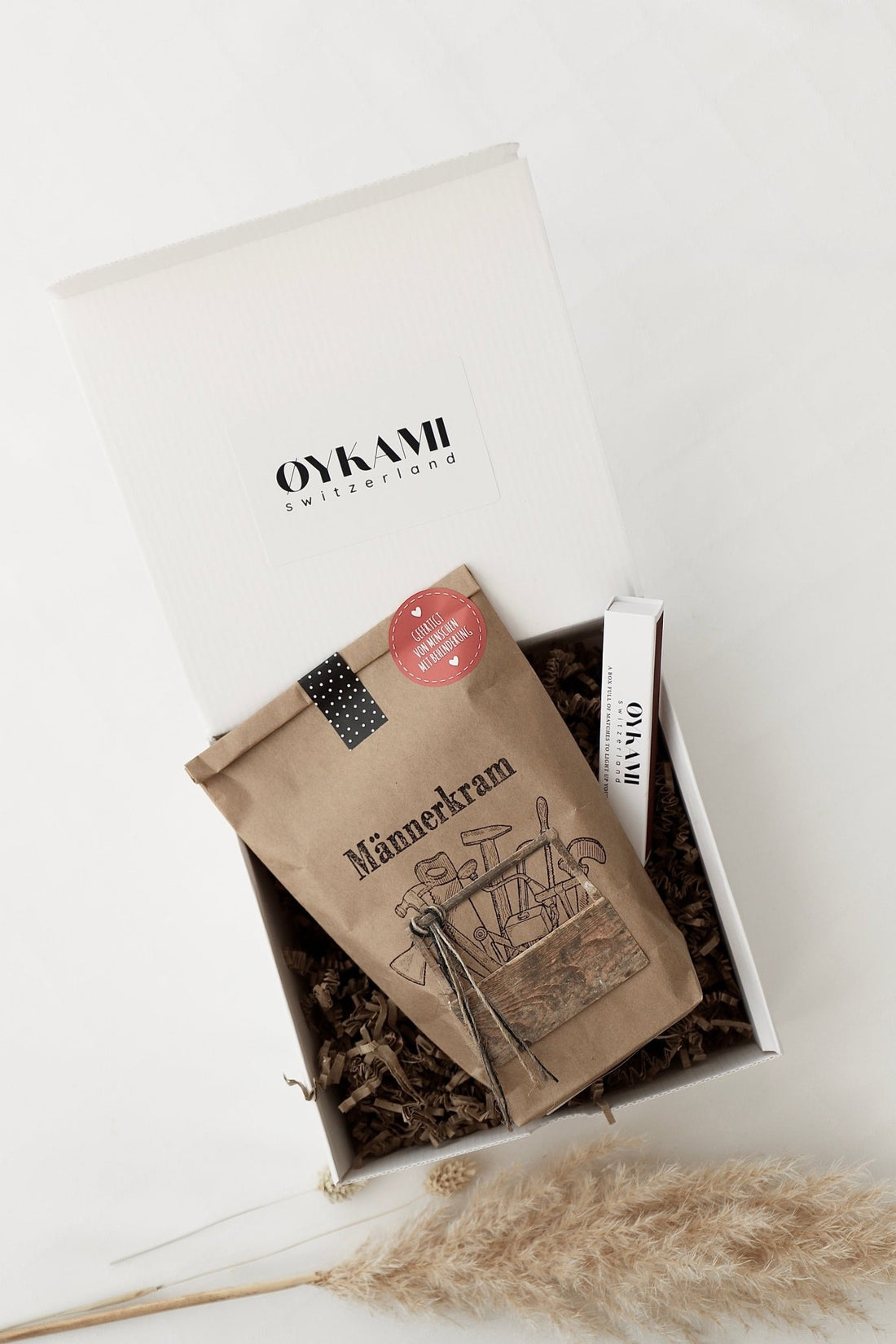 Überraschungs Geschenkbox "Männerkram" - Wundertüte für Männerabende - OYKAMI in a box
