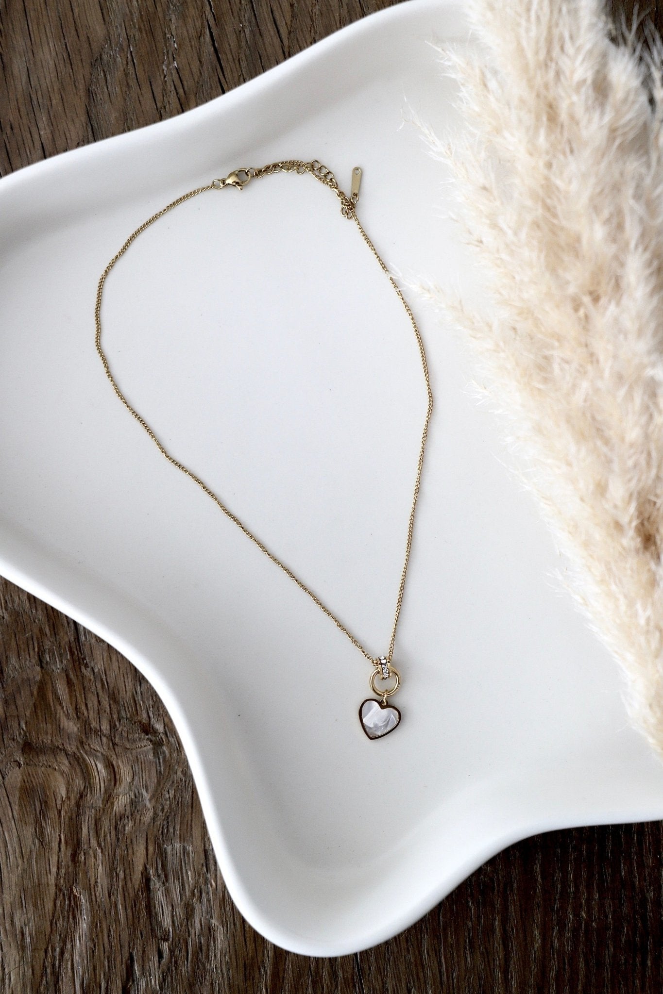 Vergoldete Halskette mit Herz aus Perlmutt - Optik - OYKAMI in a box