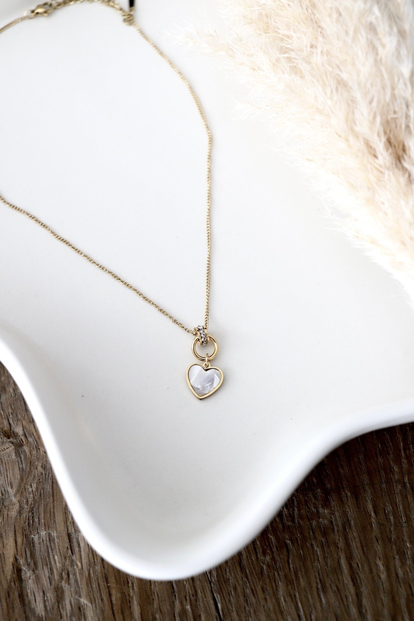 Vergoldete Halskette mit Herz aus Perlmutt - Optik - OYKAMI in a box