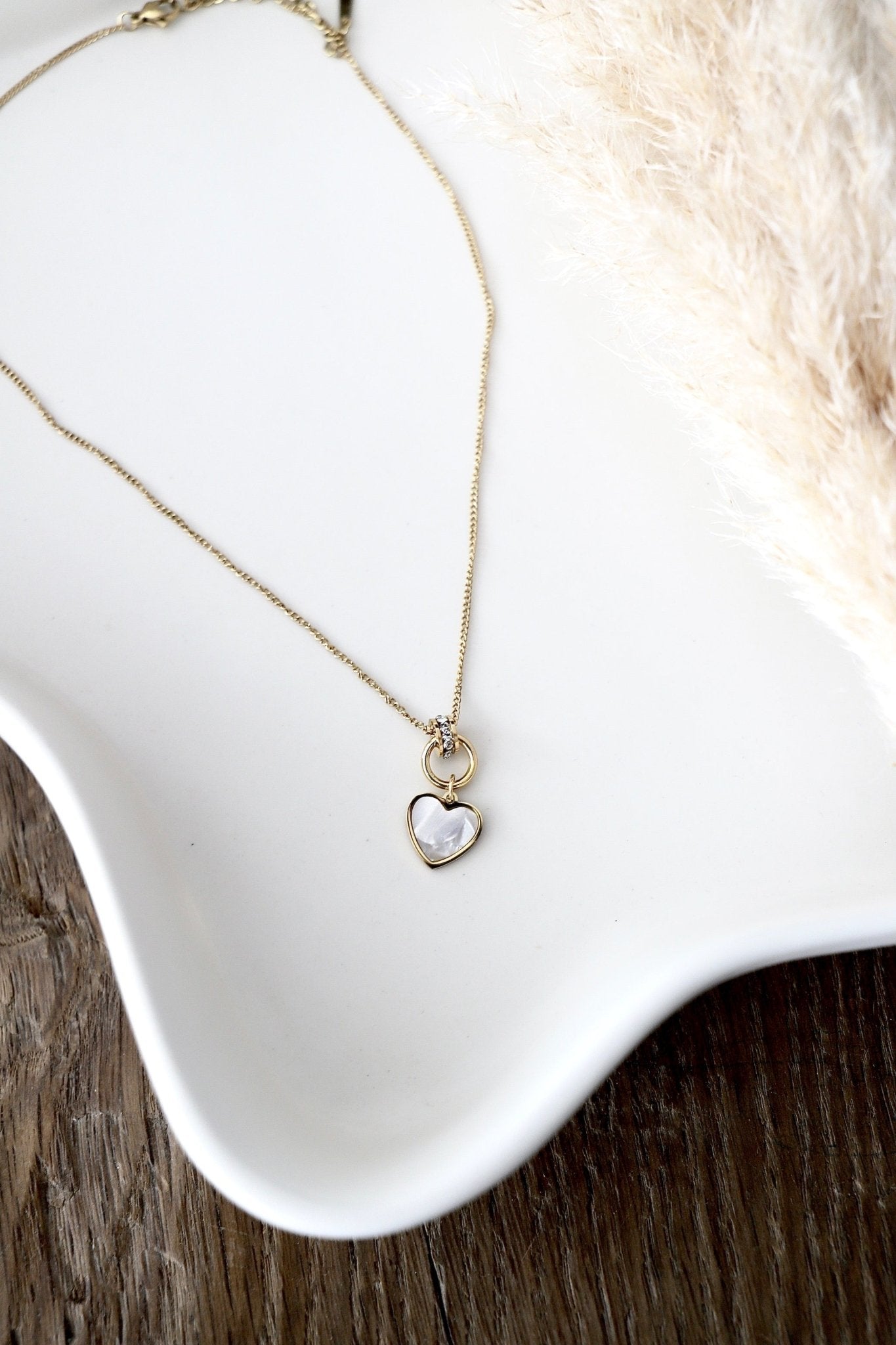 Vergoldete Halskette mit Herzanhänger & Strasssteinen - OYKAMI in a box