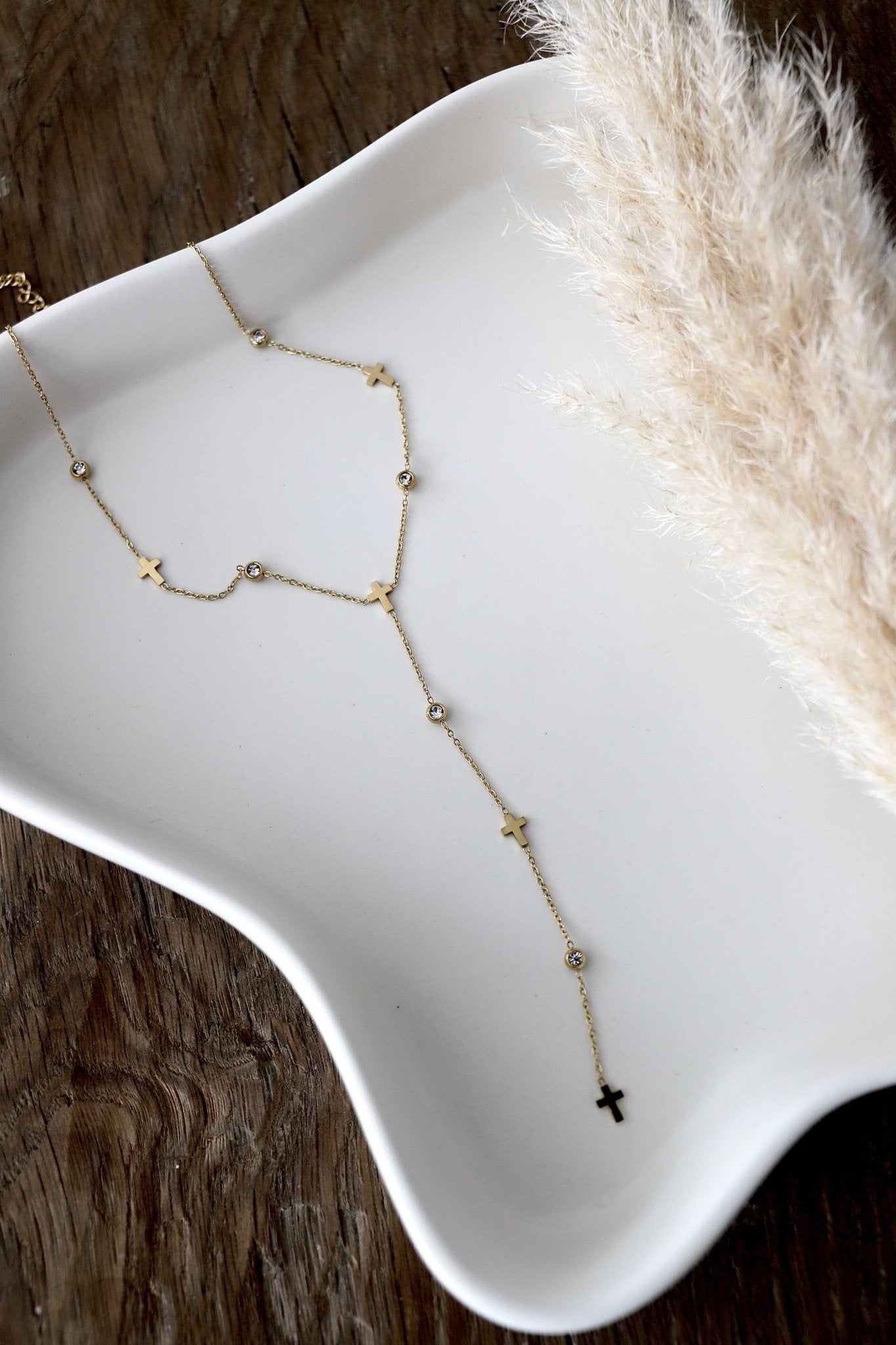 Vergoldete Halskette mit Kreuz - Details - OYKAMI in a box