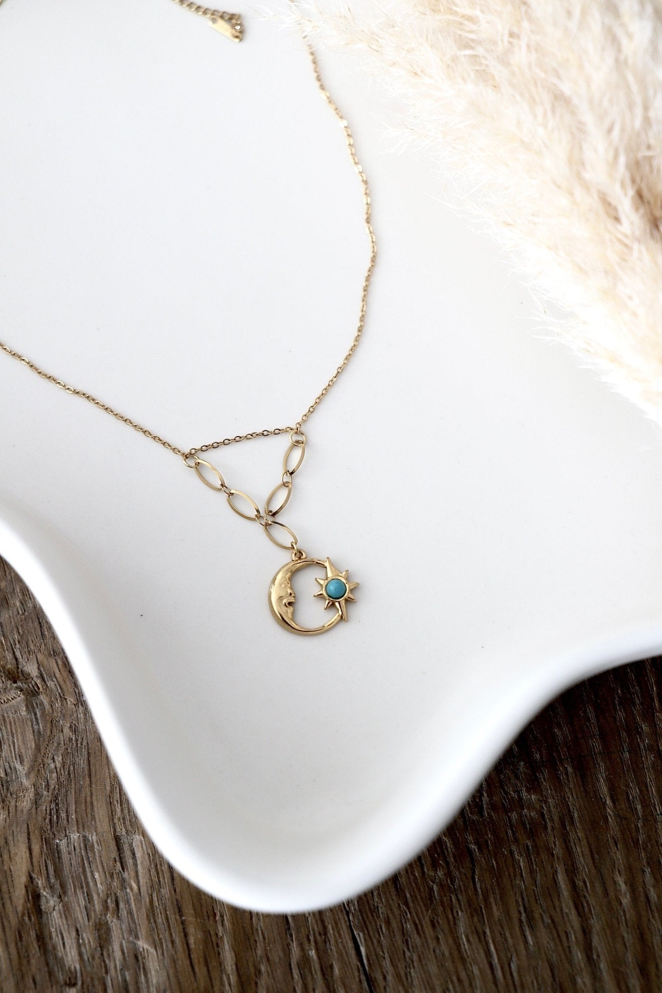 Vergoldete Halskette mit Mond & Stern in Türkis - OYKAMI in a box