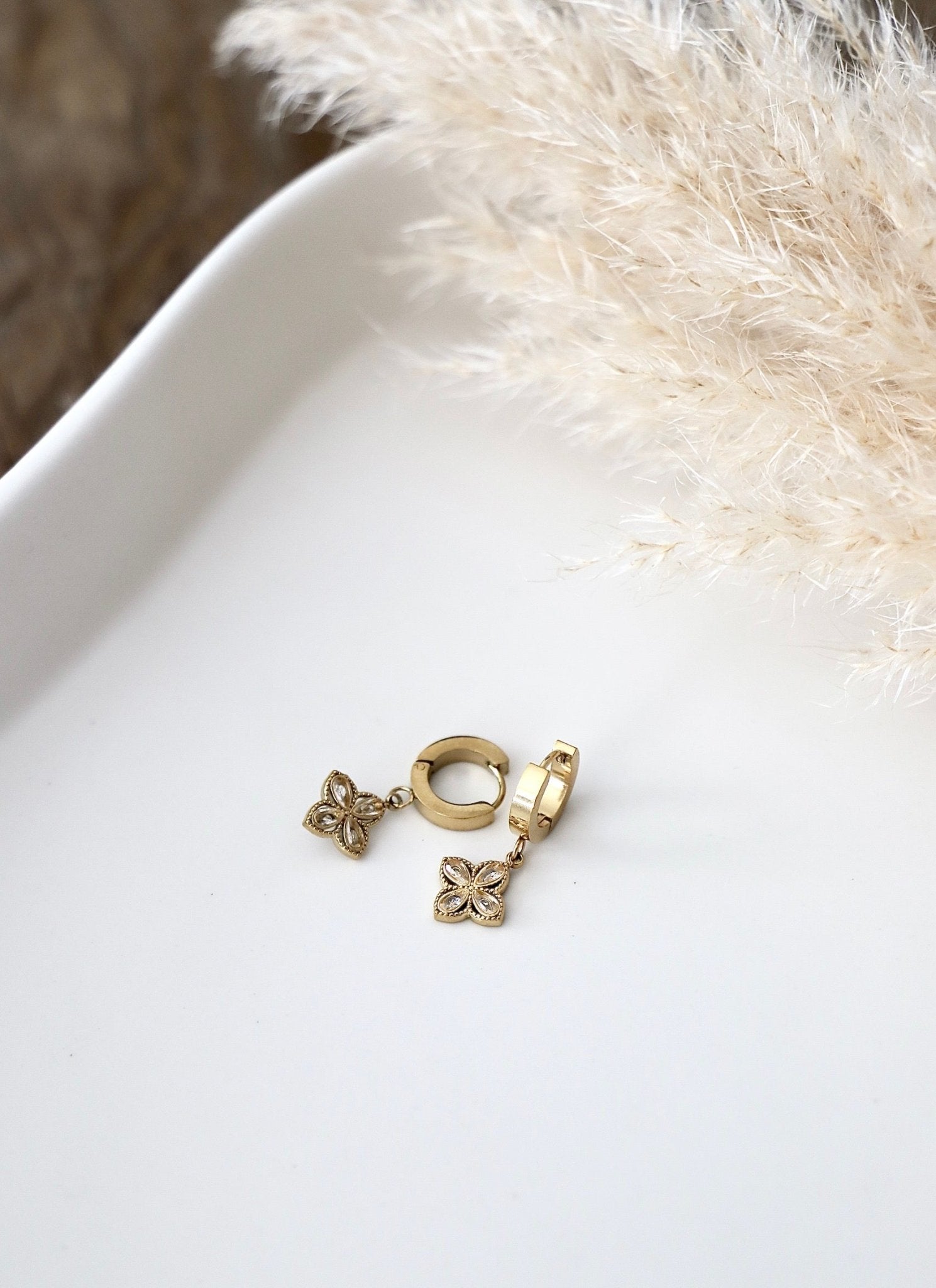 Vergoldete Ohrringe mit Blüten - Anhänger - OYKAMI in a box