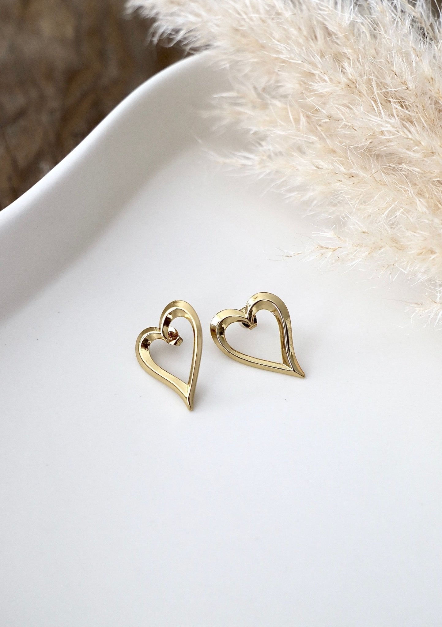 Vergoldete Ohrstecker in Herzform - OYKAMI in a box