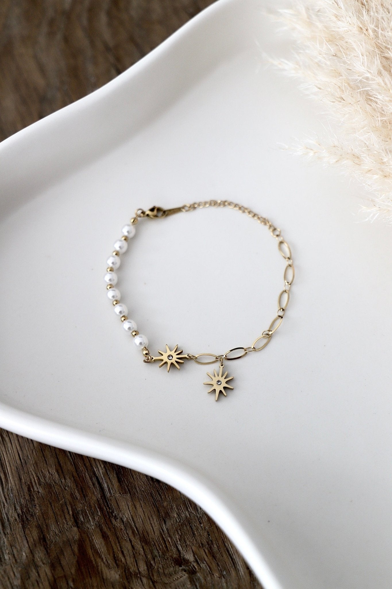 Vergoldetes Armband mit Perlen & Sonnen - Details - OYKAMI in a box